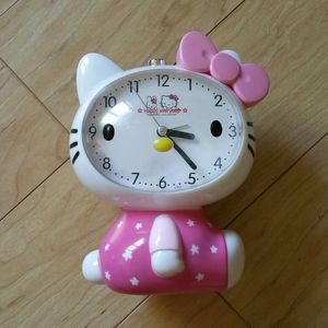 Hello Kitty clock